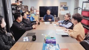 《圖說》基隆市榮服處長方正〈左三〉，率主管及就業站同仁，拜會萬豪船舶管理顧問公司項彥豪總經理〈中〉、天豪海科公司歐任淳董事經理〈右二〉等，左二為榮服處副處長李復鄉。〈基隆榮服處提供〉