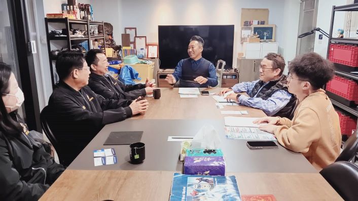 《圖說》基隆市榮服處長方正〈左三〉，率主管及就業站同仁，拜會萬豪船舶管理顧問公司項彥豪總經理〈中〉、天豪海科公司歐任淳董事經理〈右二〉等，左二為榮服處副處長李復鄉。〈基隆榮服處提供〉