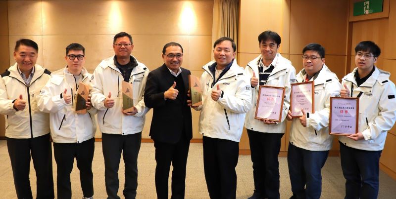 《圖說》工務局長馮兆麟(左1)、養工處長鄭立輝(左5)及獲獎團隊，將金質獎中的「特別貢獻獎」於今日市政會議中獻給侯友宜市長(左4) 。〈工務局提供〉