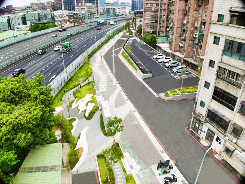 《圖說》養工處推動「汐止區康寧街三期道路改善工程」，在第25屆公共工程金質獎土木類獲得佳作肯定。〈工務局提供〉