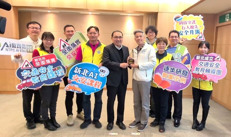 《圖說》新北交通安全教育獲全國第一，道安考評奪冠，教育局長張明文〈左一〉偕團隊今日於市政會議獻獎，分享這項城市榮耀。〈教育局提供〉