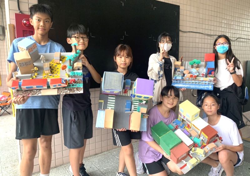 《圖說》吉慶國小學長姐製作四腳亭週邊環境危險熱點。〈教育局提供〉