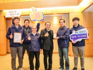 《圖說》「大窠坑溪水環境營造工程（第2期）」榮獲第25屆公共工程金質獎水利類佳作，今日於市政會議中，水利局長宋德仁〈左二〉率隊，將這份榮耀成績獻給侯友宜市長。〈水利局提供〉