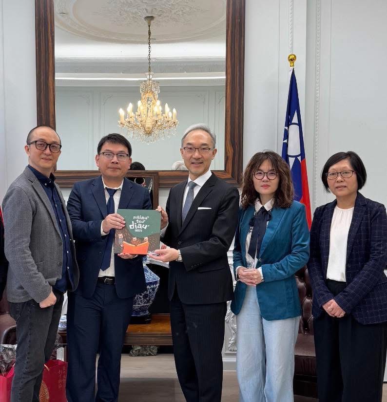 台中客委會赴英領獎代表拜會姚金祥大使 0