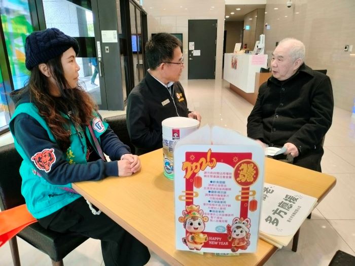 《圖說》臺北市榮服處長黃信仁今日偕同輔導員及社區服務組組長，前往信義區關懷年長、獨居及支持系統較薄弱的中風險榮民眷長輩---中風險榮民張伯伯。〈臺北市榮服處提供〉