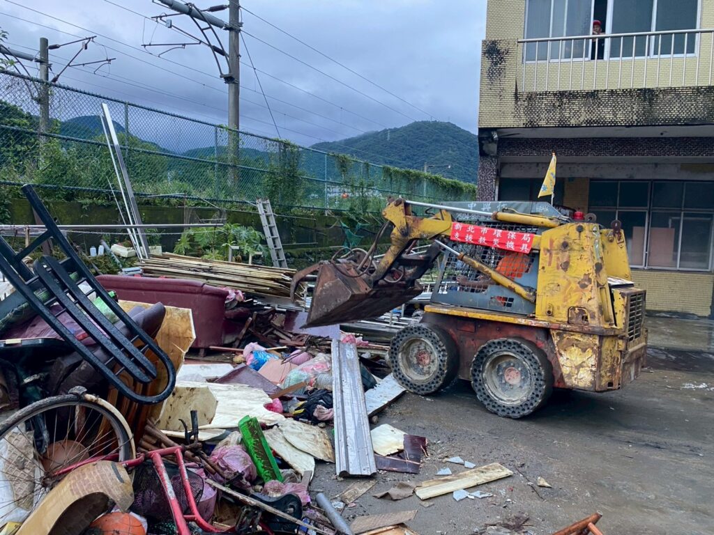 災後協助民眾清除排出淹水廢棄家具