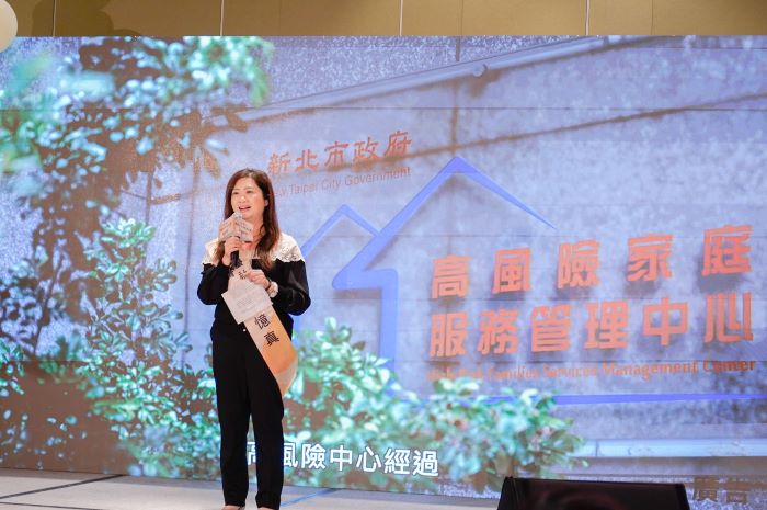 《圖說》社工科股長許憶真獲「長青獎」，她難忘在高風險中心主任任內破門搶救小孩。〈社會局提供〉