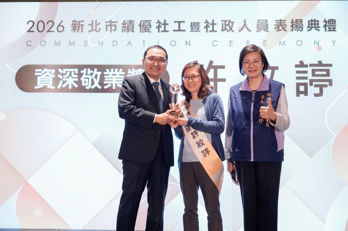 《圖說》社工科督導許紋諪負責新北惜食分享網和待用餐等計畫，績效卓著，獲侯友宜市長頒贈「資深敬業獎」，右為社會局長李美珍。〈社會局提供〉