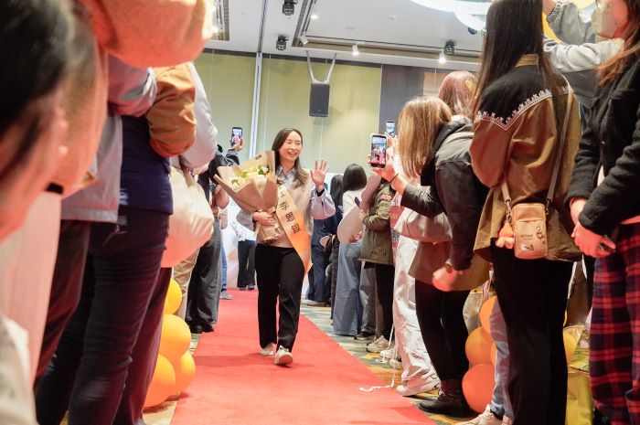 《圖說》獲獎者走過象徵榮譽的紅毯。〈社會局提供〉