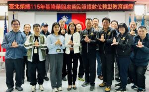 《圖說》基隆市榮民服務處方正處長(中右)與臺北榮總黃安君主治醫師（中左）率團隊合影，右三榮服處副處長李復鄉、右二總幹事周伊羚。〈基隆榮服處提供〉