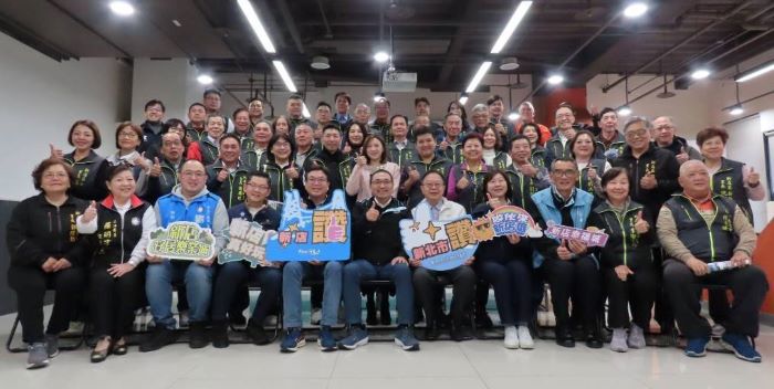 《圖說》座談會圓滿結束，侯友宜市長與議員、烏來里長及區代表合影，象徵市府團隊對原鄉發展之重視。〈民政局提供〉