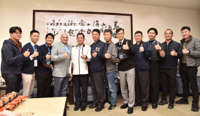 《圖說》新北消局長陳崇岳（中）與美國 Kevin Joles 科長（左四）、泰國 Sattha Riyapan 副教授（左三）合影。〈消防局提供〉