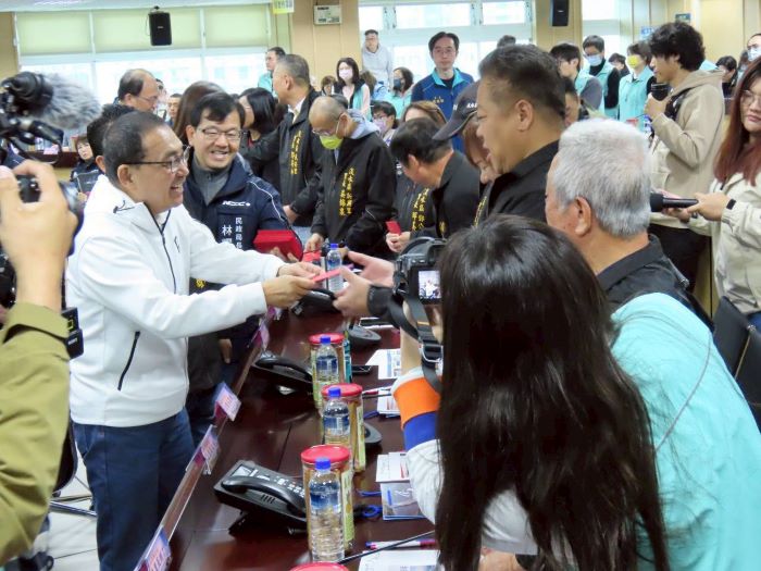 《圖說》侯友宜市長向淡水里長致意並發送福袋，感謝基層里長長期對地方事務的付出與辛勞。〈民政局提供〉