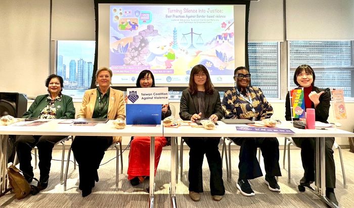 《圖說》參與論壇者右起為台中社會局副局長林資芮、英國女性恩典基金會執行長Valerie、錢淑真督導、台灣防暴聯盟秘書長廖書雯、國際蘭馨交流協會全球倡議總監Berthe、印度馬哈特瑪教育協會主席Daphne Pillai。〈社會局提供〉