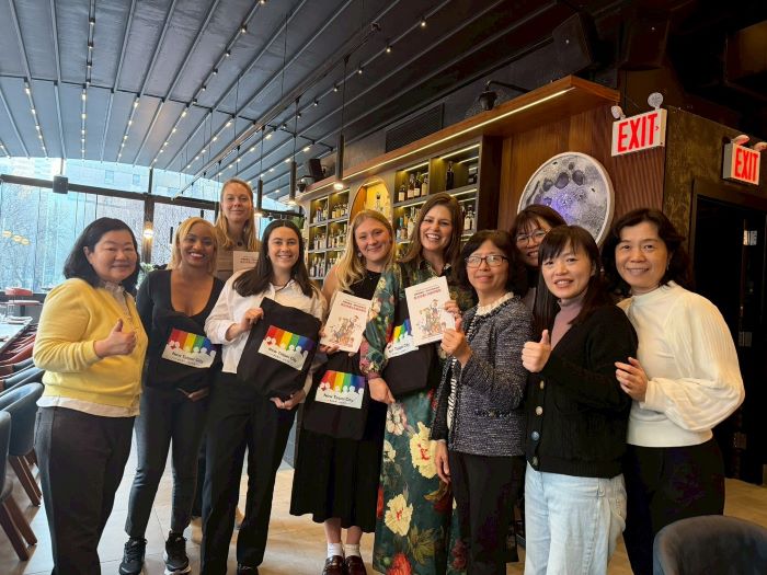 登上CSW70 NGO論壇 新北防暴成果讓世界看見 30 《圖說》新北社會局副局長許秀能(右3)於交流中贈送新北市CEDAW城市報告給與會人士,左1為婦女權益與永續發展聯盟理事長李萍。〈社會局提供〉