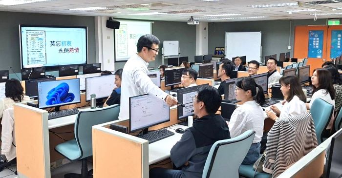 《圖說》教育局積極推動教育行政與智慧科技的整合，教育局長張明文強調，教育發展不能只停留在數位工具的應用，而是要進一步邁向智慧治理與系統轉型。〈教育局提供〉