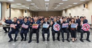 《圖說》新北地檢署與新北市警察局今日於三重警分局召開「115年地方公職人員選舉聯合訪視座談會」地檢署、警察局全體同仁合影宣示檢警查賄決心，前排左一分局長黃國政、左三局長方仰寧。〈三重分局提供〉