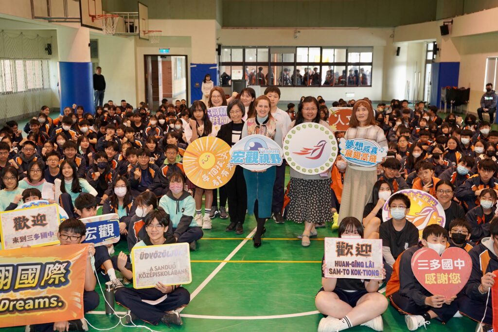 于靜代表與三多國中師生合影