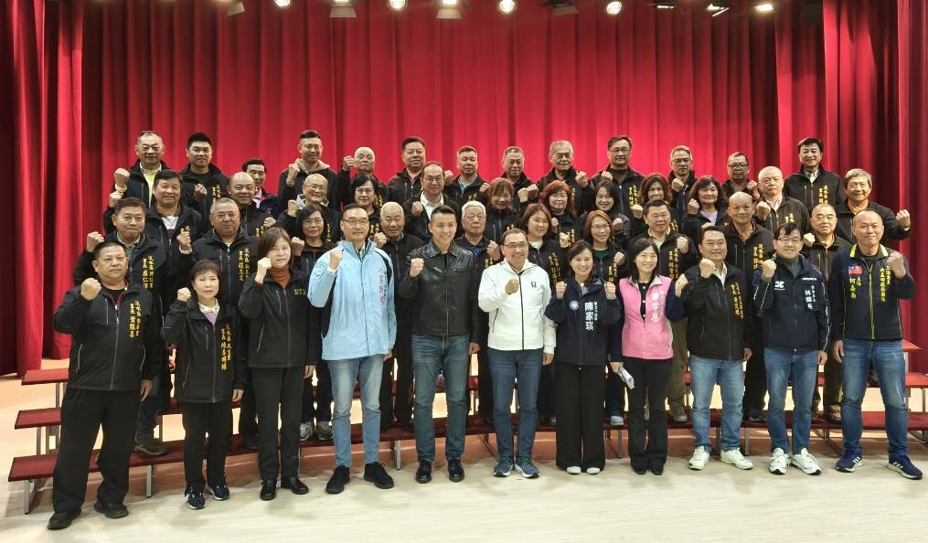 座談會圓滿結束，侯友宜市長與議員、淡水里長合影，象徵市府團隊對地方發展之重視