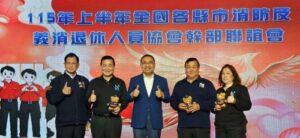 《圖說》侯友宜市長與消防家族合影--雙和救護義消中隊羅文崇、弟弟為永利義消分隊羅文志、弟媳為永利義消救護分隊李依清，左一消防局長陳崇岳。〈消防局提供〉