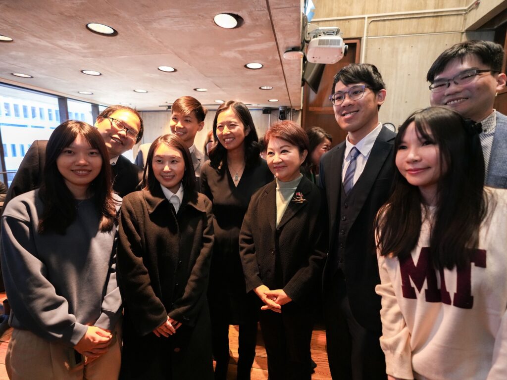 盧秀燕拜會波士頓市長吳弭 從台灣淵源到市政深度交流 6 吳弭市長特地邀請哈佛大學 麻省理工學院學生代表與會 與盧市長合影留念