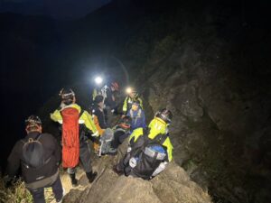 外籍登山客受傷困劍龍稜 瑞芳警消聯手救援護送下山送醫 4 1773546026523