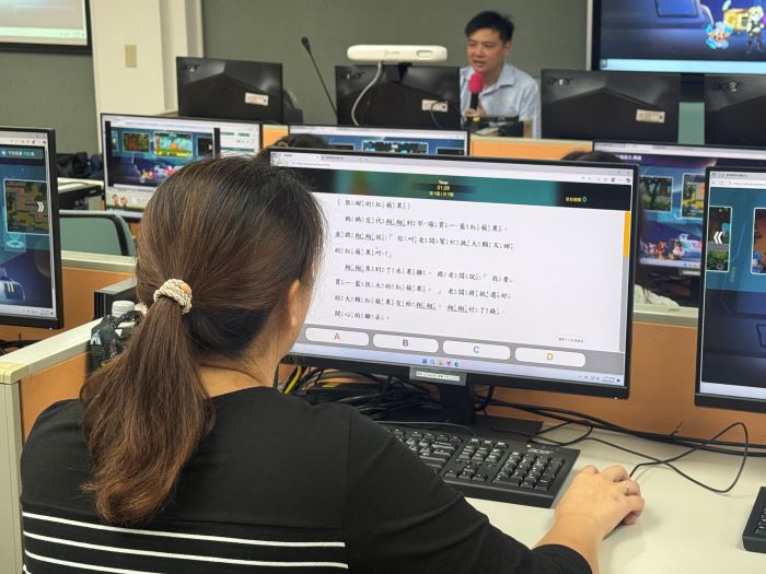 《圖說》家長參與「宣講講座活動」實作數位平臺 ,親身體驗孩子自主學習的重點與樂趣。〈教育局提供〉