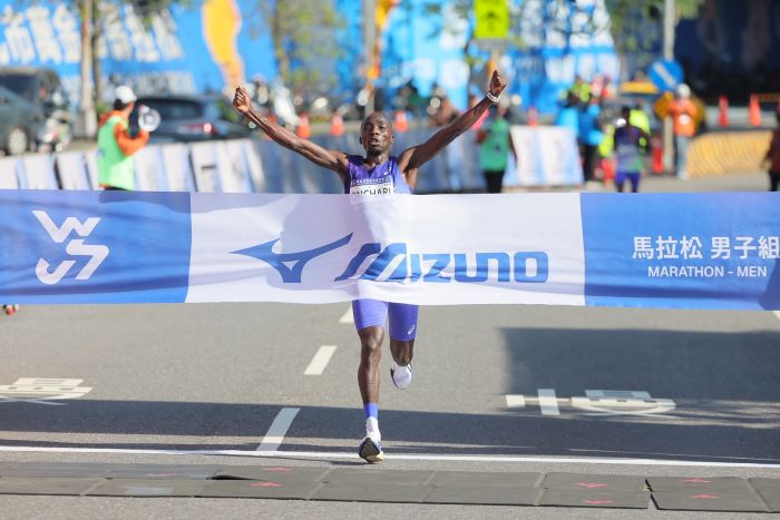 《圖說》2026新北市萬金石馬拉松，馬拉松男子組肯亞Enock ONCHARI，以2小時12分46秒，奪下冠軍。〈體育局提供〉