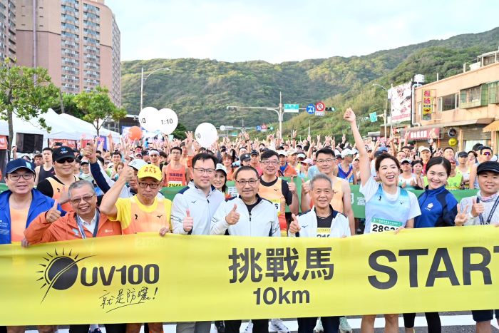 肯亞包辦〈萬金石〉男女冠軍 周庭印國內男子組三連霸 9 《圖說》侯友宜市長於起跑點與選手合影。〈體育局提供〉