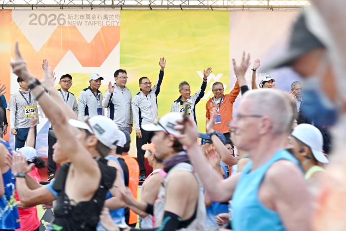 肯亞包辦〈萬金石〉男女冠軍 周庭印國內男子組三連霸 12 《圖說》侯友宜市長於起跑點歡送選手預祝奪佳績。〈體育局提供〉