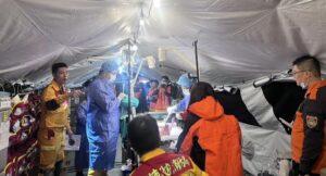 《圖說》新北消年度「不間斷救援演練暨複訓」模擬演練搜救隊員受傷，緊急手術控制傷情。〈消防局提供〉