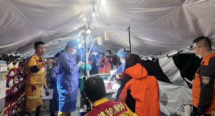 整合強化輪值任務 新北特搜跨區實境演練 13 《圖說》新北消年度「不間斷救援演練暨複訓」模擬演練搜救隊員受傷,緊急手術控制傷情。〈消防局提供〉