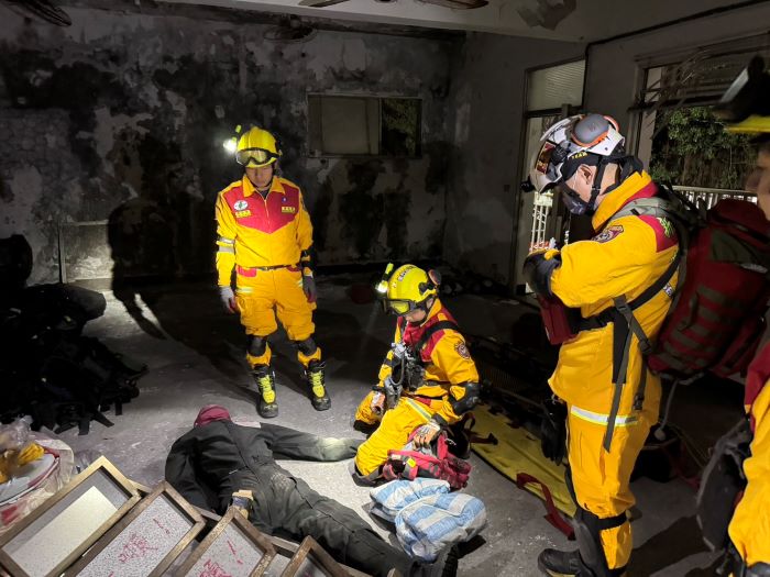 整合強化輪值任務 新北特搜跨區實境演練 15 《圖說》新北消年度「不間斷救援演練暨複訓」模擬演練無法脫困的患者,截肢前評估。〈消防局提供〉