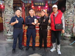 烈日執勤暖心相挺 新豐街福德宮 宮主贈保溫杯關懷員警 4 %E4%B8%80 81