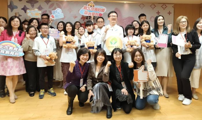 《圖說》新北市教育局今日舉辦《擁夢飛翔20》新書發表會，透過6位學生的真實成長故事，呈現他們在逆境中堅持不放棄的歷程。〈記者葉柏成攝〉