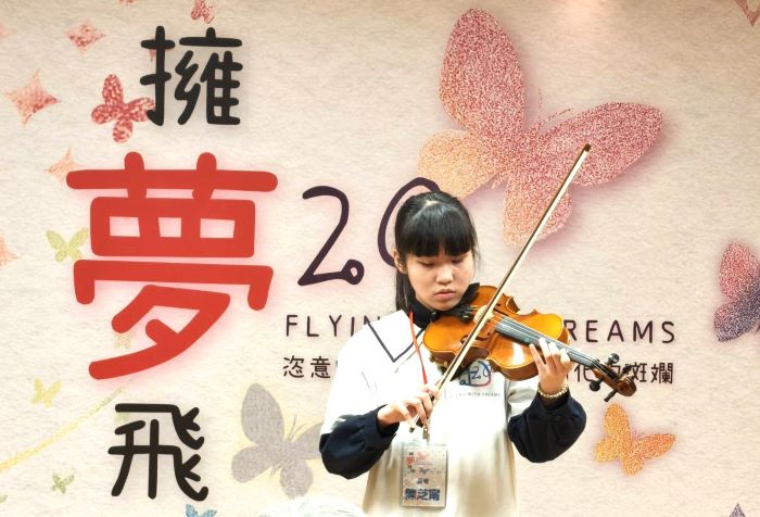 《圖說》溪崑國中八年級陳芝甯演奏小提琴為新書發表會揭開序幕。〈記者葉柏成攝〉
