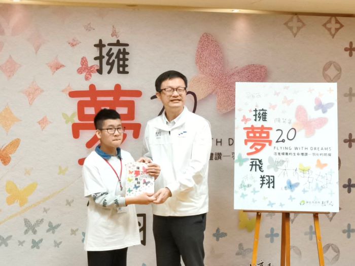 《圖說》林口國中學生林璟埕代表致贈新。〈記者葉柏成攝〉