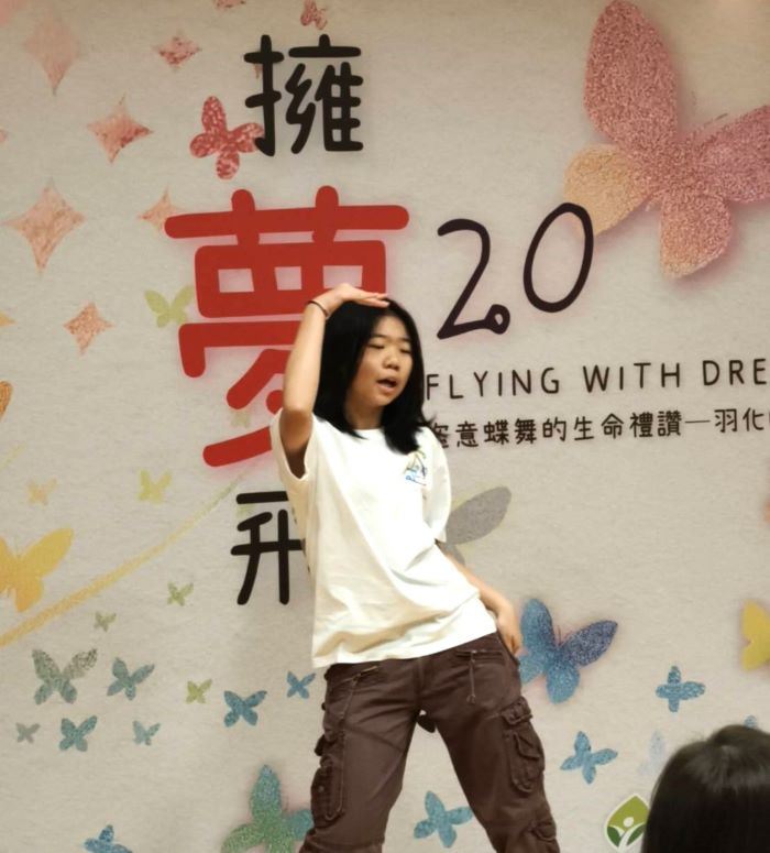 《圖說》本屆勇者代表蘆洲國中一年級林妍希致詞及表演舞蹈,她以溫柔而堅定的語氣分享,面對家庭變故仍主動分擔家務、照顧家人,並以優異表現獲總統教育獎肯定。〈記者葉柏成攝〉