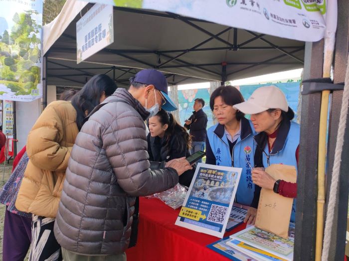 《圖說》民眾參與植樹節廉政法治宣導活動，互動踴躍熱烈。〈稅務局提供〉