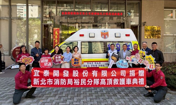 慈善義舉回饋鄉梓 許炳崑攜手家人捐贈高頂救護車 4 《圖說》新莊前區長許炳崑家族捐贈新北消高頂救護車合影。〈消防局提供〉