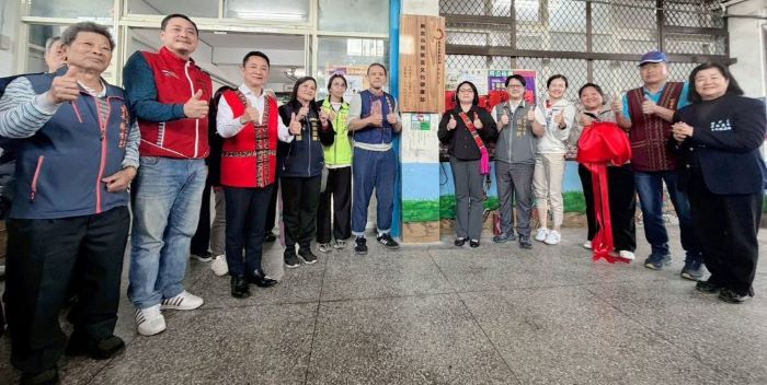 《圖說》鶯歌區部落文化健康站揭牌儀式，左六為原民局社會福利科長呂偉麟、左三為鶯歌區長曾明華、右六為原民會主任秘書王美蘋、右五為新北市蘇泓欽議員及右四洪佳君議員。〈原民局提供〉