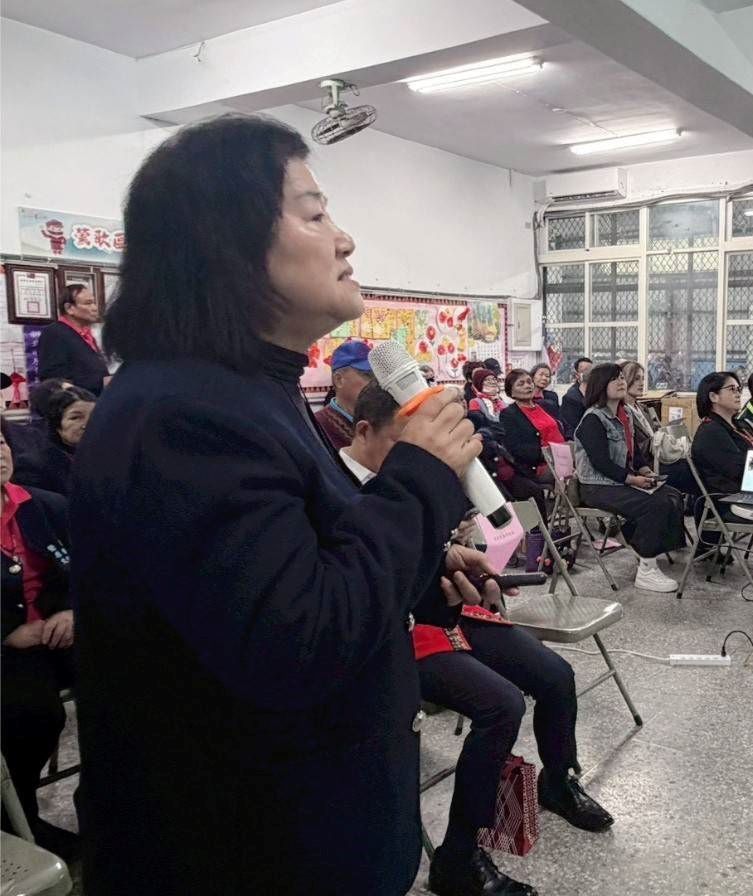 《圖說》新北市原住民族社會服務協會劉雪香理事長介紹鶯歌區文健站狀況。〈原民局提供〉