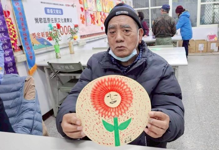 《圖說》阿榮阿公分享經過一年持續參與,他發現走路變得更穩定,膝蓋疼痛也明顯減少。〈原民局提供〉