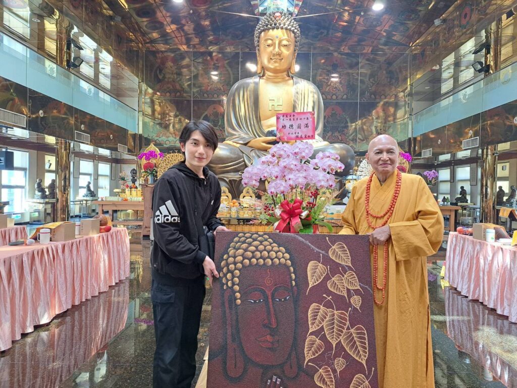 自閉症畫家魏廷亘專程到三峽普賢寺贈送宗道法師「佛陀與菩提」畫作，以感謝師父的栽培