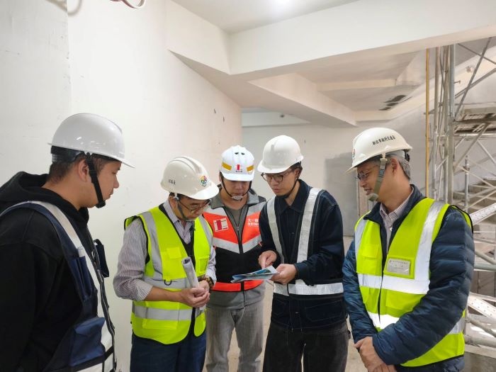 工程進度92%超前 永平國小地下停車場目標年底啟用 5 《圖說》交通局副局長曾招雄視察永平國小地下停車場工程進度。〈交通局提供〉
