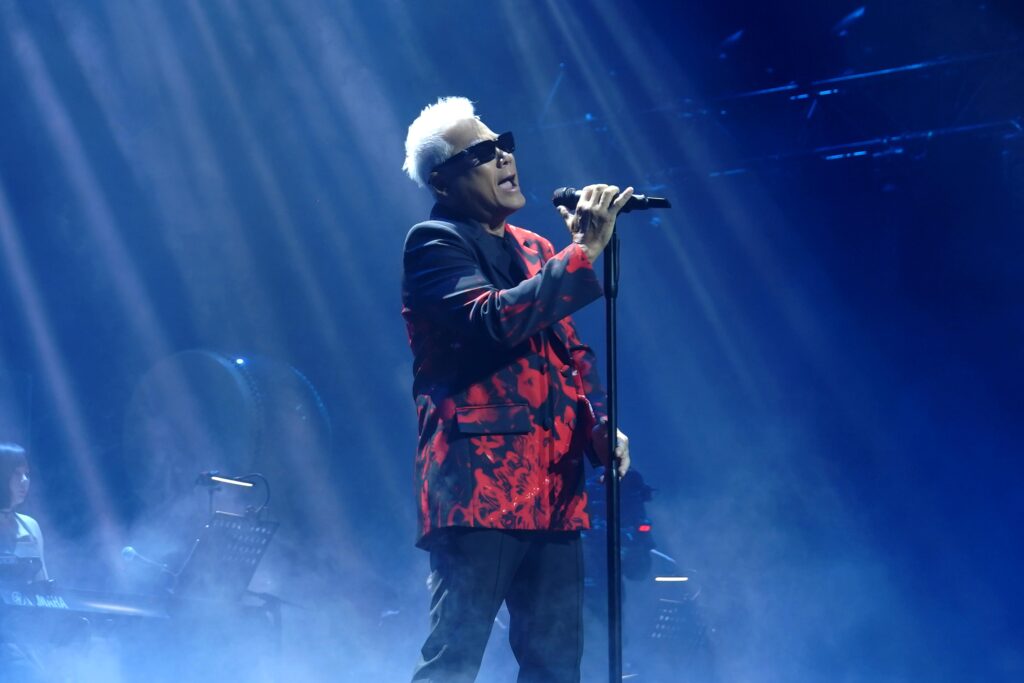 巫啟賢北流深情開唱憶袁惟仁 張信哲奧克蘭萬人朝聖 13 2YE00044