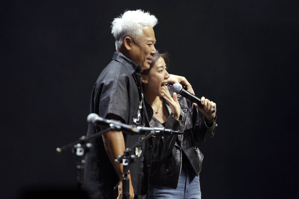 巫啟賢北流深情開唱憶袁惟仁 張信哲奧克蘭萬人朝聖 15 %E7%88%B6%E5%A5%B3%E7%9B%B8%E6%93%81