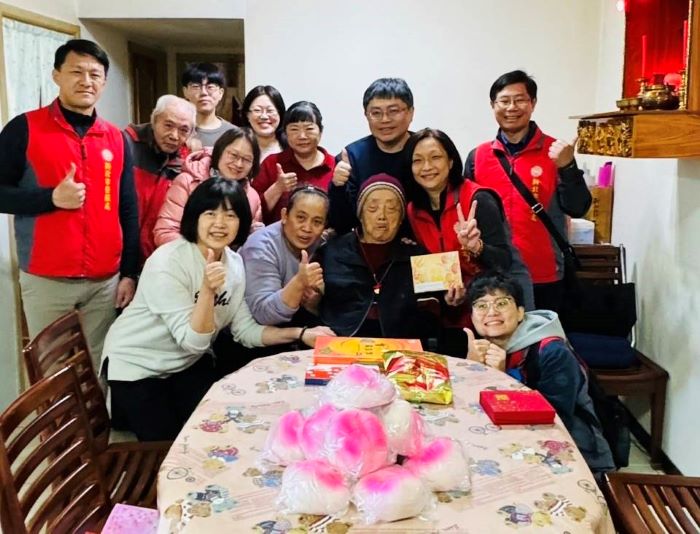 新北榮服處暖訪中和百歲榮民 長輩開心讚「Very Good」 4 《圖說》新北榮服處服務組長王玟琳 (右2)訪視百歲榮民吳爺爺(右3),向吳爺爺祝賀壽誕。〈新北榮服處提供〉