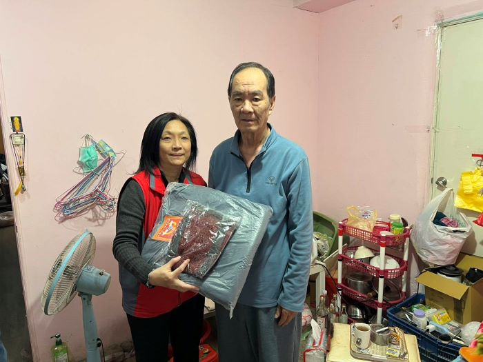 新北榮服處暖訪中和百歲榮民 長輩開心讚「Very Good」 6 《圖說》王玟琳組長(左)前往關懷游伯伯(右),致贈保暖物資並關心生活近況。〈新北榮服處提供〉