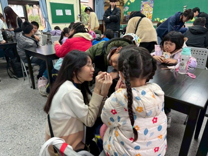 《圖說》龍華科大學生與學童互動交流，展現跨齡陪伴與學習傳承。〈龍華科大提供〉 